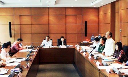 Parlamentarios vietnamitas debaten en grupos tres proyectos de ley